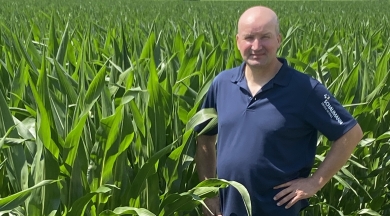 Boer Erich in zijn grasveld