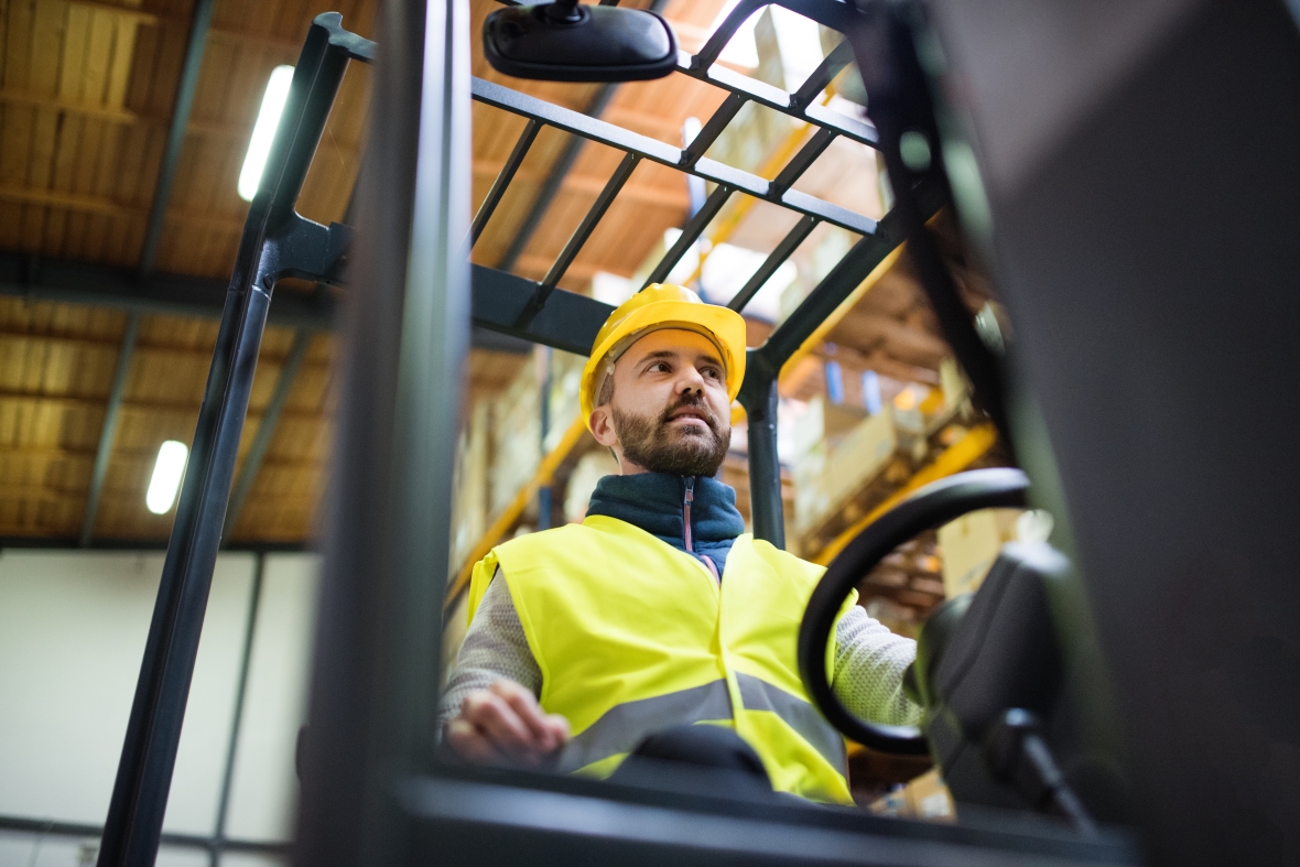 Man op heftruck